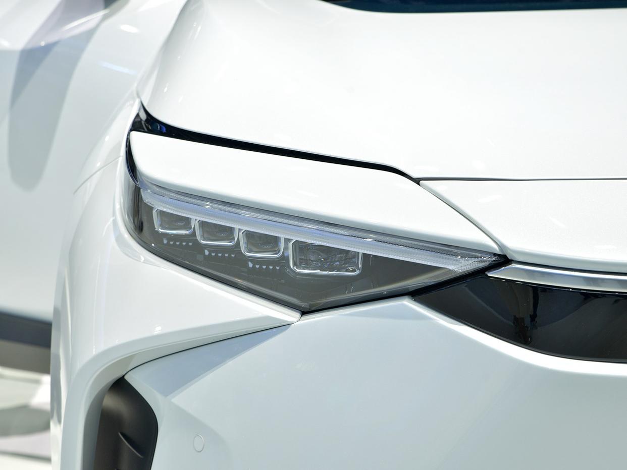 丰田又一“王炸”,比威飒漂亮的中型SUV,轴距2850mm才17.98万起