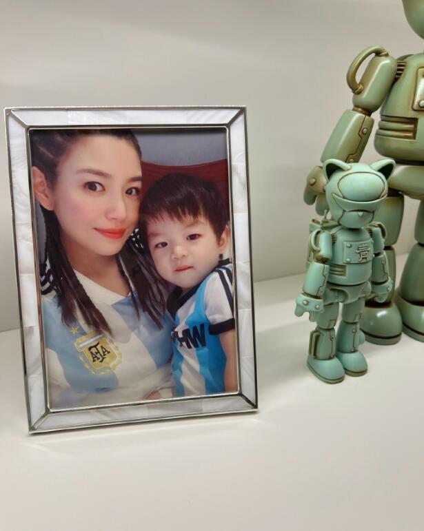陈妍希卡零点为儿子庆祝6岁生日，晒小星星正脸照，超像妈妈