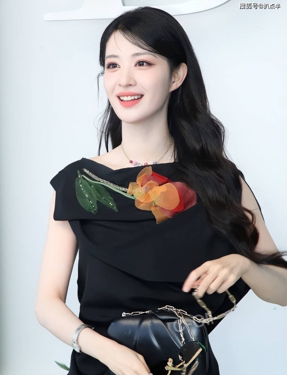 王楚然升咖再惹争议:从“小刘亦菲”到顶流花旦,她经历了什么_热度_恋情_宋亚梦