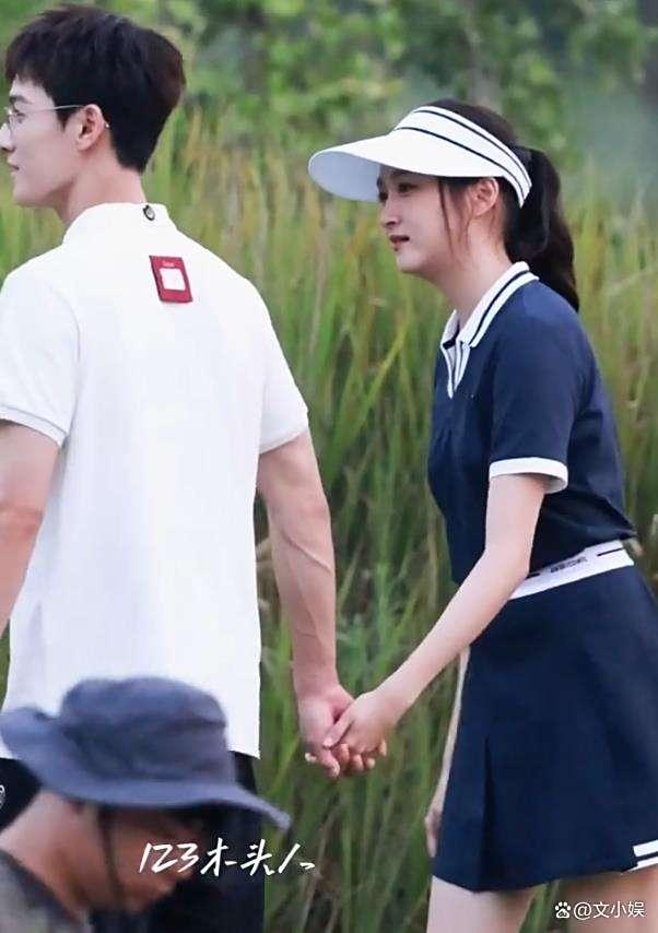关晓彤李昀锐《耀眼》高尔夫球场牵手路透