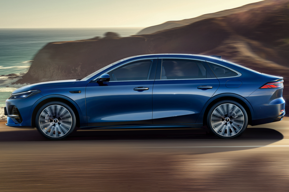 8万起买中型车,车长4.9米,一箱油能开2000km,还有劳斯莱斯同款前脸!