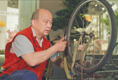 全国劳动模范孔胜东脱下蓝色公交制服，又穿上志愿者红马甲--中国工会新闻