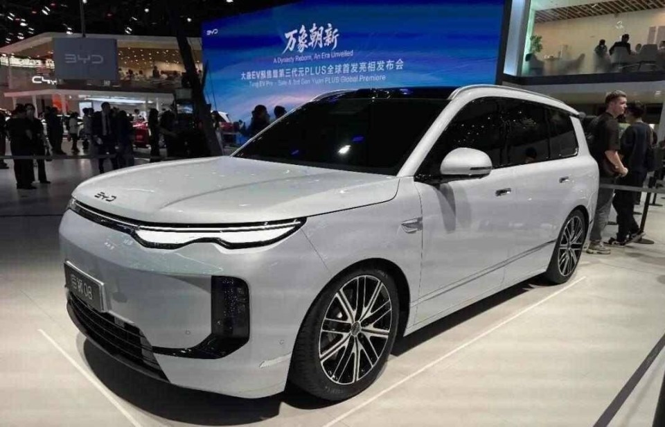云辇A/空悬/后轮转向全给,新海狮08纯电续航900km,25万能卖爆?