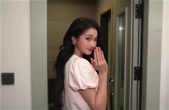 关晓彤李昀锐新剧《耀眼》预约破300万