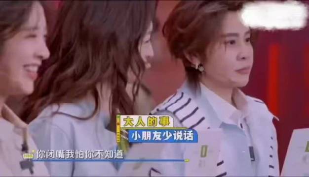 李小冉王濛录制短视频斗嘴，唐艺昕旁观笑看