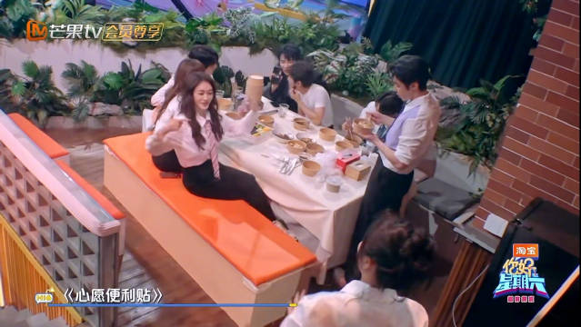 丁程鑫视频连线献唱心愿便利贴李小冉惊喜同框
