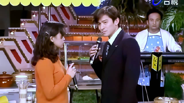 随机在观众席找一位女生和华仔对戏：你约的是二号还是一号？