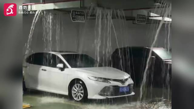 湖北荆州暴雨致雨水灌入公交车内 ：城区内涝 市民划皮艇出行
