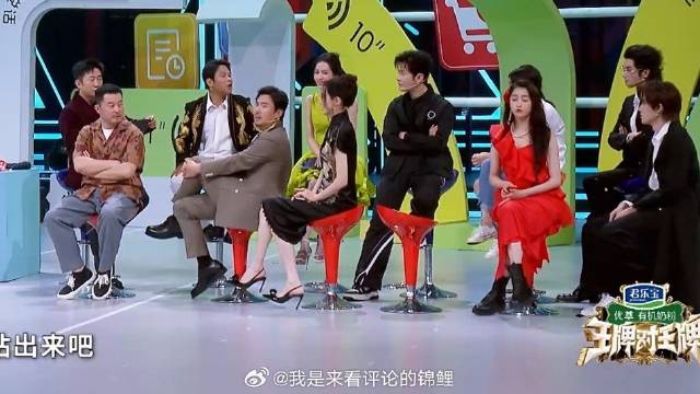 唐嫣一袭黑色旗袍优雅大方 一双大长腿实力抢镜，又白又嫩太迷人！