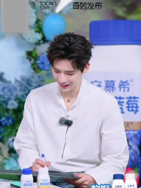 这个安宇一直在发出一些萌萌的小动静 笑声很有感染力的写实派灵魂画家没错了