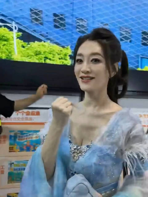 小冉今晚上加油！期待惊鸿舞台！ 画质好差但完全不影响姐姐的美貌