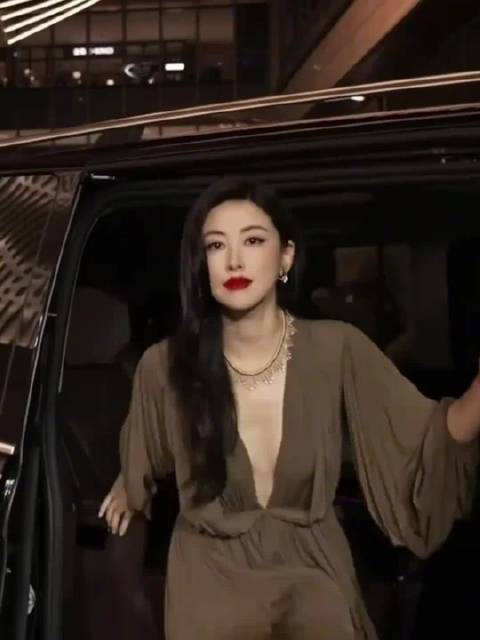 朱珠姐你在口出什么“狂言” 你不是大美女那谁是，这就是美而不自知吗