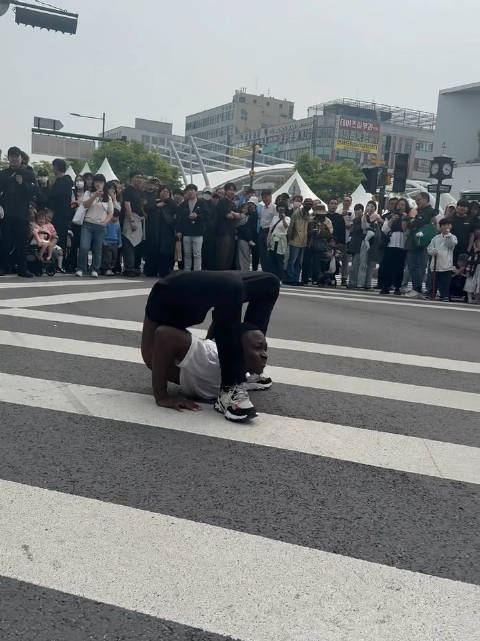 黑人小哥的柔韧性表演，没几个人能做到吧？