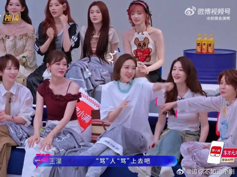 王濛腰不舒服李小冉转头就找靠垫，怼归怼护着队友是真的