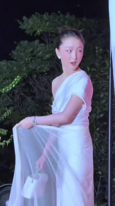 周冬雨和谁谈不一样啊，祝福呗