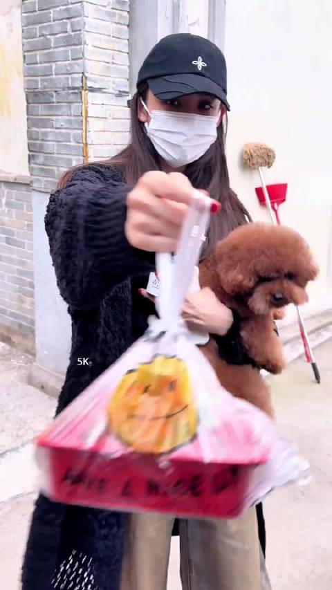 520收到娜扎专属草莓投喂，绝美营业照上线，温柔饭撒甜度满分