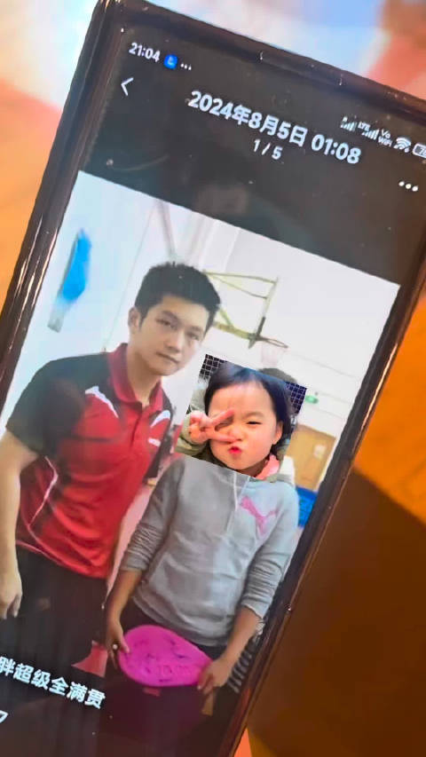食客偶遇樊振东球迷老板娘获签名合影