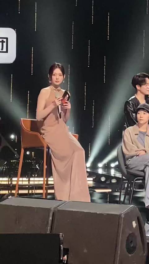 女艺人穿个外套真是不容易，把孩子冻出了24K的偷感.
