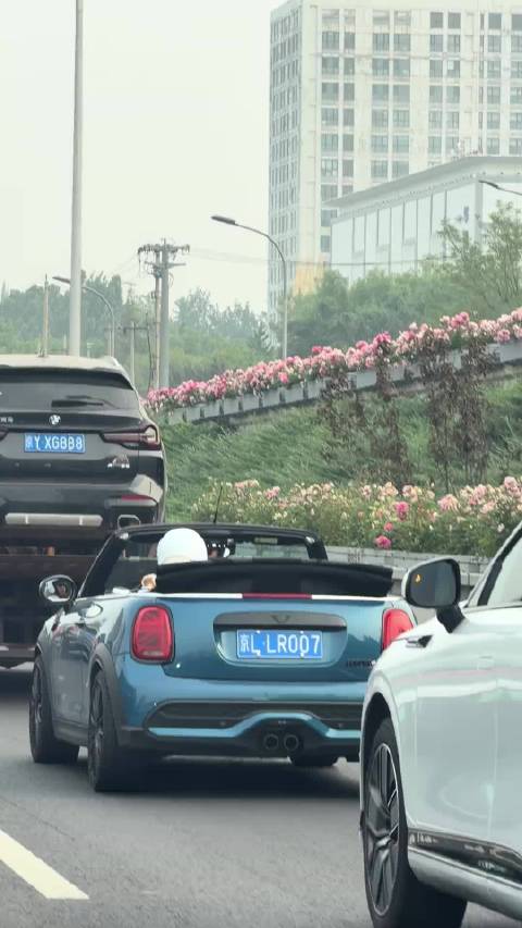 敞篷的正确开法~哈哈哈，这安全意识可以的~大V聊车 交通安全