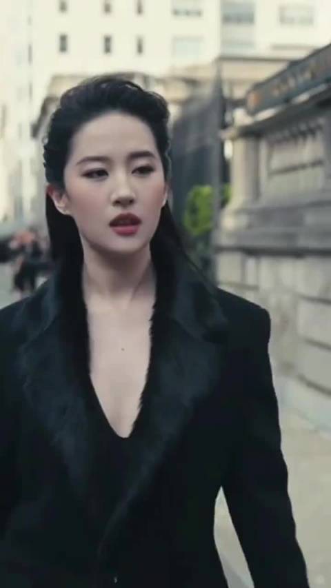 刘亦菲这张脸谁采访都会紧张的，我也好想和刘亦菲采访啊