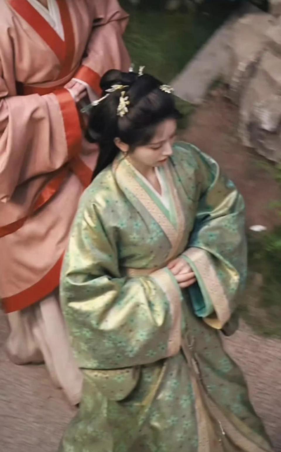 古韵十足!田曦薇新剧路透，绿衣妆造再加上眉心痣，真的好有气质!_新闻