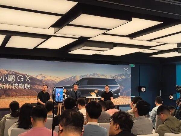 特斯拉FSD杀进中国 小鹏第一个迎战:欢迎高水平对决|fsd|中国|入华|智能驾驶|汽车产业|特斯拉(公司)