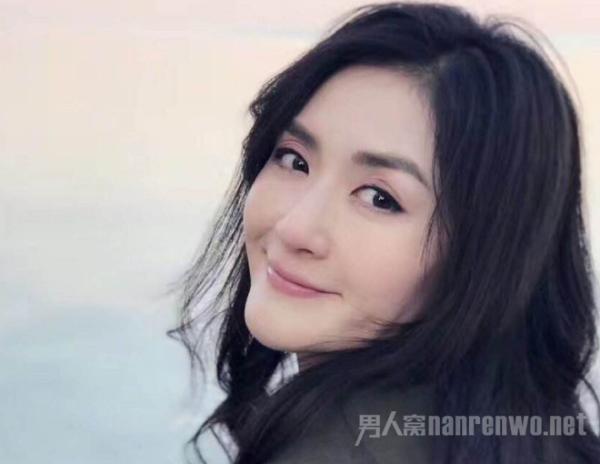 谢娜风波后首更博 祝大家天天好心情!多份包容理解吧_TOM明星