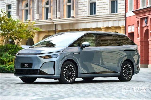 小鹏华为联手!揭秘X9超级增程:时速150巡航不亏电,油耗低至2.53L…