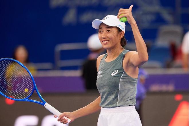 2025武网：张帅绝地反击再胜纳瓦罗，斯瓦泰克大坂取开门红