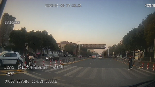 武汉公交集团--驾驶员斑马线前停车礼让，老人举手向他致谢