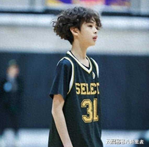 邓超儿子在日本走红!长相酷似迷你版流川枫