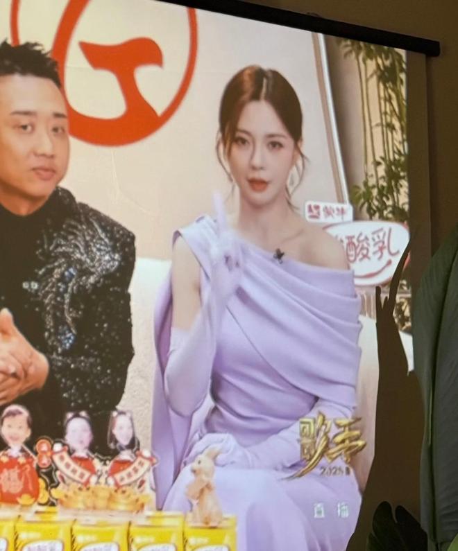 《歌手2025》首播，不少人被沈梦辰的妆造美到，想要get同款