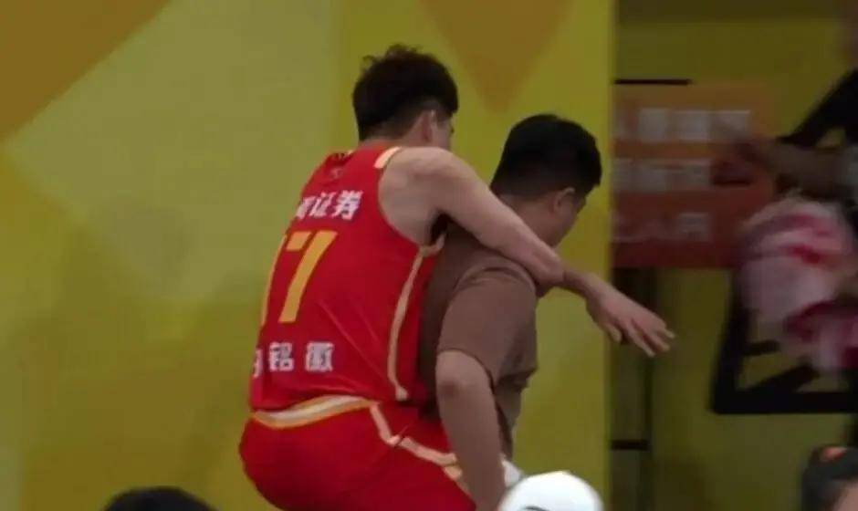 2-0，广厦男篮险胜深圳！胡金秋制胜罚球成关键