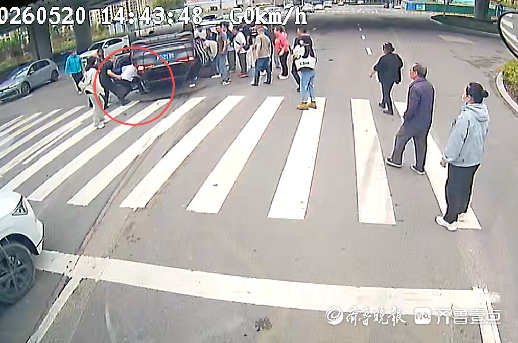 SUV侧翻车主被困！青岛公交驾驶员与乘客合力救人