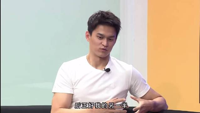 这位力挺窝羊的主持人参与的就是著名的“二十多年的专业训练”这一场采访