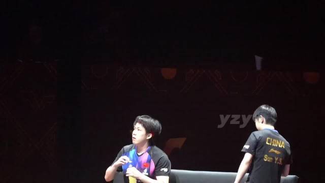 王楚钦孙颖莎局间也不聊技战术就这样纯坐着