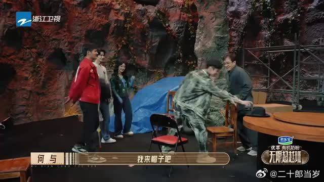 成龙教何与“帽子戏法”，帅气转帽子的背后是很多的钻研，意想不到