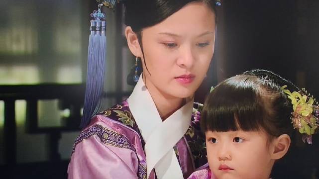 华妃因为甄嬛的母亲封了三品诰命夫人生气 想要除掉甄嬛