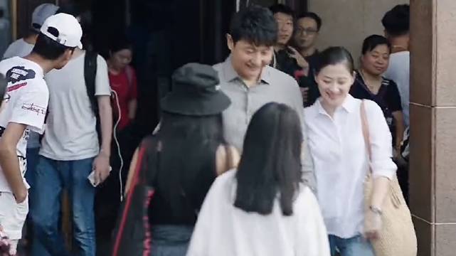乡下老师面试迟到，结果却因一个电话成功被董事长录取