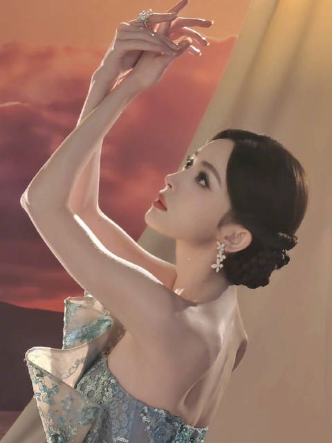 古力娜扎亮相时尚之夜，阳光映衬美背生辉