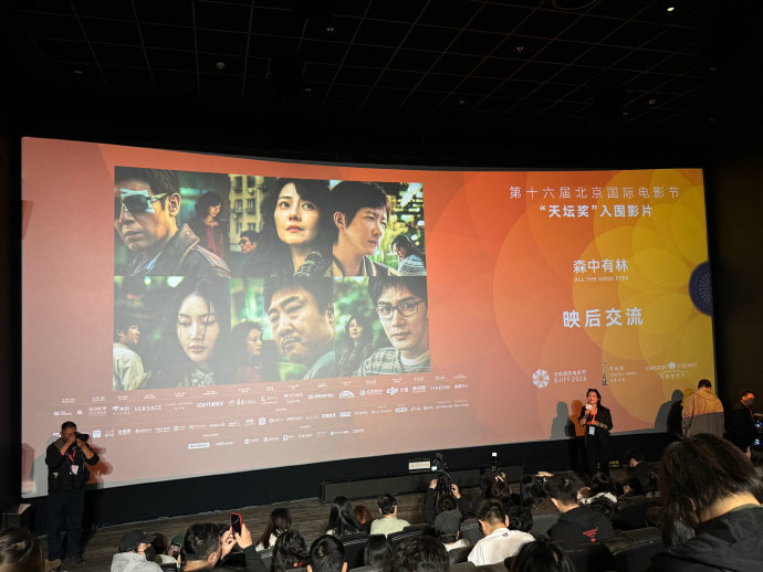 高圆圆和于和伟乘坐“倒骑驴”三轮车互动背后的创意是什么？