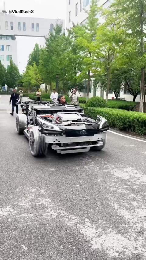 指导价75万元的丰田氢能源汽车Mirai 去掉外壳的样子