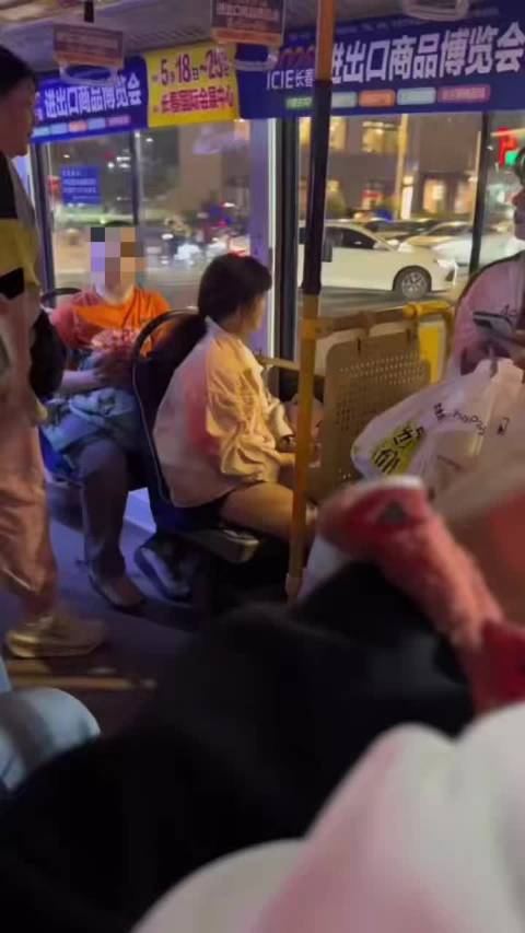公交乘客因开窗问题起争执