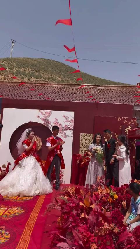 结婚现场倒反天罡，弟弟要变性，弟妹要抢亲