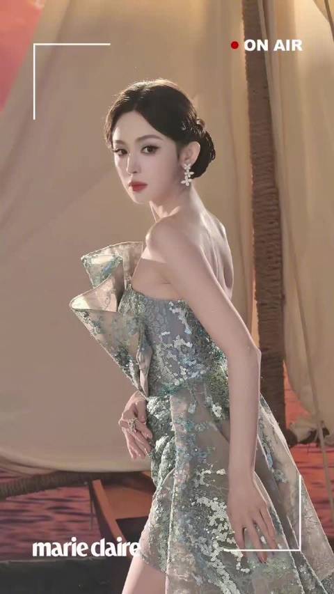 古力娜扎美到我都忽略了后面的大海…照片质感好喜欢，感觉又清晰又朦胧的呢