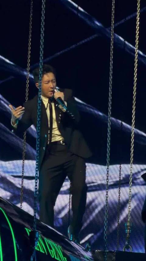 啊啊啊啊啊啊今天韩庚广州演唱会开场帅的，完全就是法拉利来的！