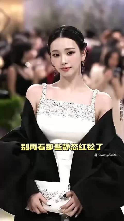 谷爱凌礼服镶15000颗虹彩玻璃泡，耗时2550小时纯手工打造