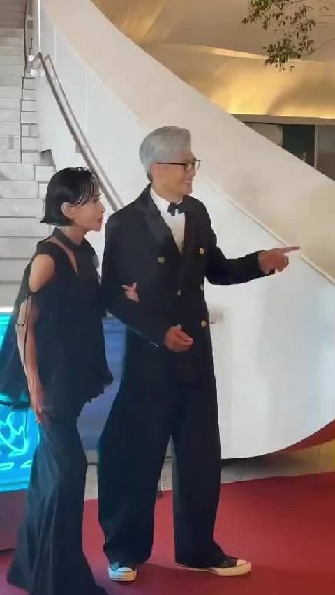 周润发携妻陈荟莲出席寒战1994路演，结婚三十年恩爱如初