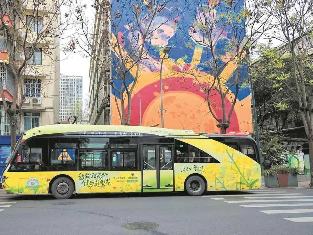 成都公交全域推进适老化改造 开通49条适老巴士专线