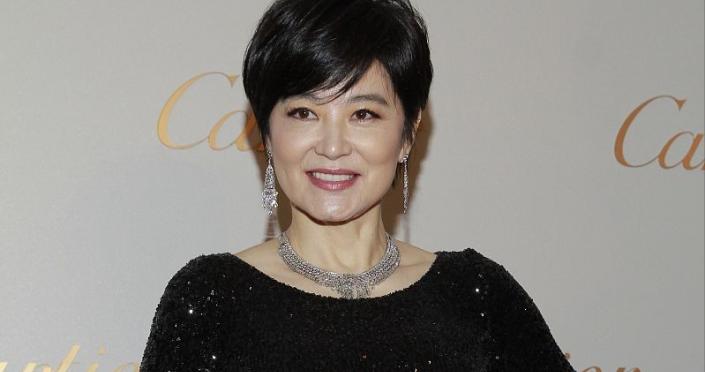 林青霞剪了超短发减龄20岁不止，一袭亮片连衣裙，完全没有大妈味